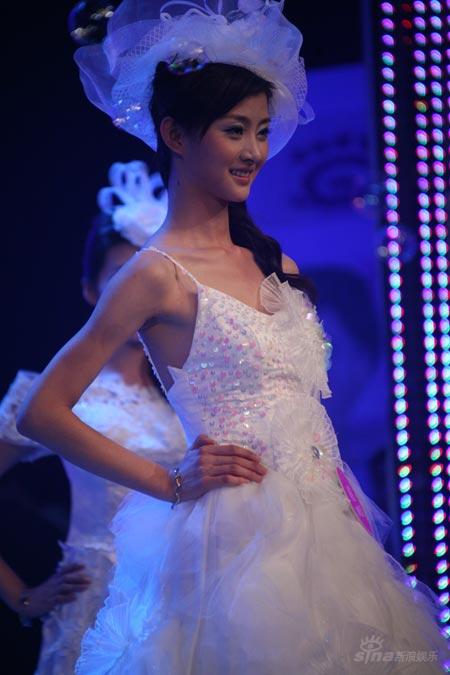图文:<em>07年亚姐内地总决赛</em>--田晓蕾闪亮婚纱装–