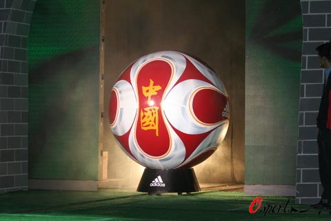 图文-阿迪公布奥运用球皮球正面印有年维泗签名